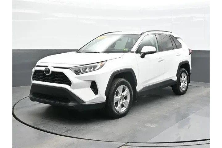$25244 : Toyota RAV4 2021 AWD XLE 4dr image 1