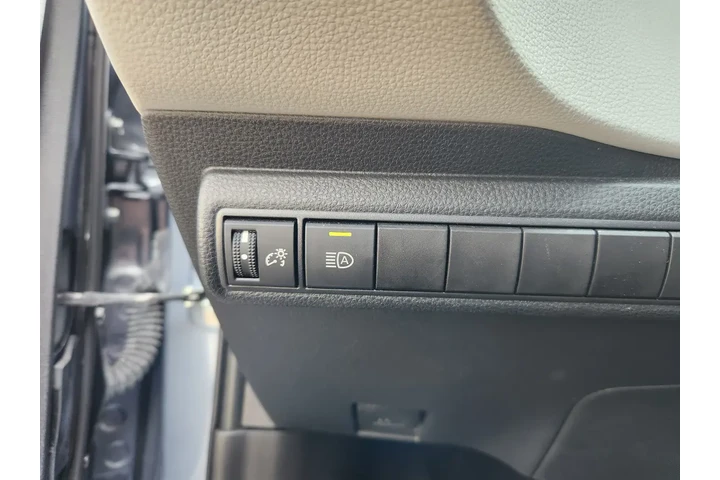 $11000 : 2020 Corolla SE image 7