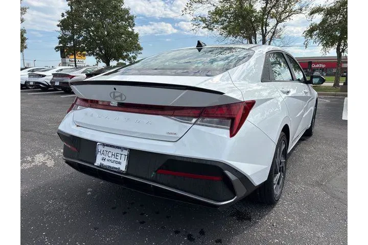 $27498 : Hyundai ELANTRA Hybrid 2025 image 10