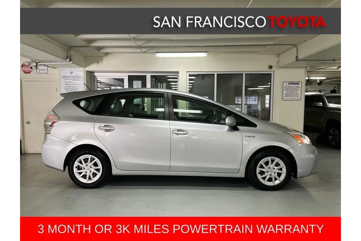 $15988 : 2012 Prius v Three image 6