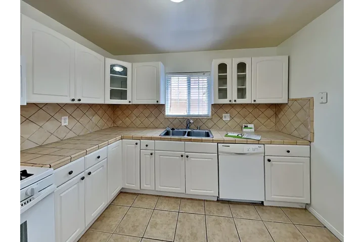 $2000 : 2 BED HOME IN W VERNON AVE LA image 3