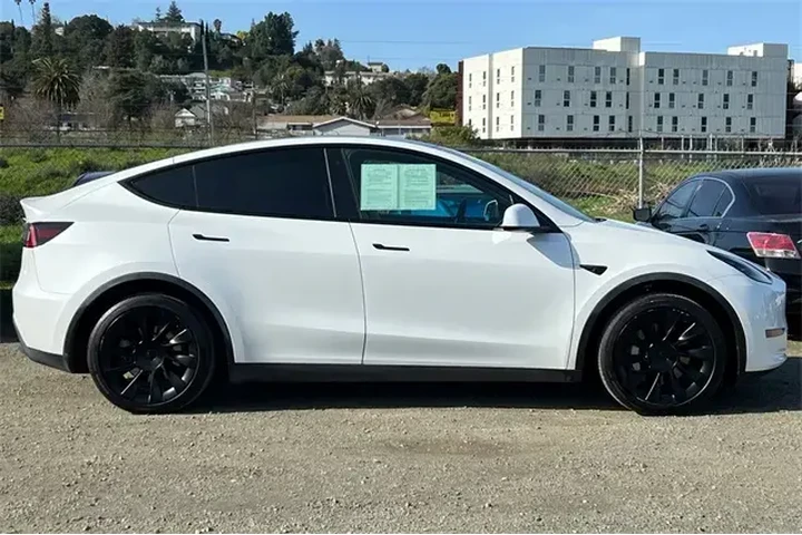 $29990 : Tesla Model Y 2023 AWD Long image 5