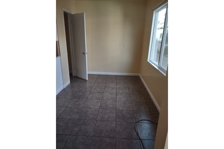 $1800 : Huntington Park Apt image 3