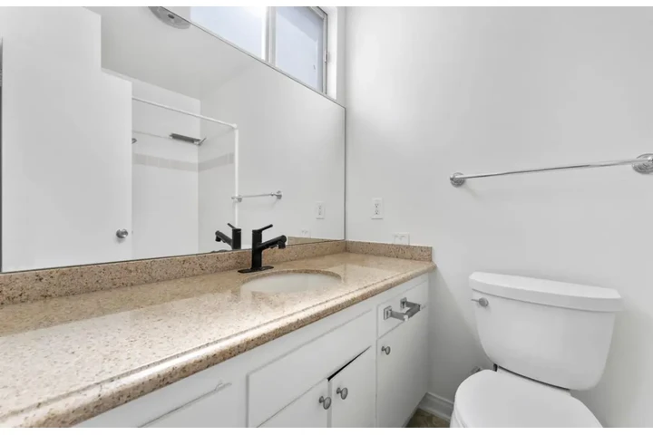 $1900 : 2 Bed Apartment in Central LA image 10