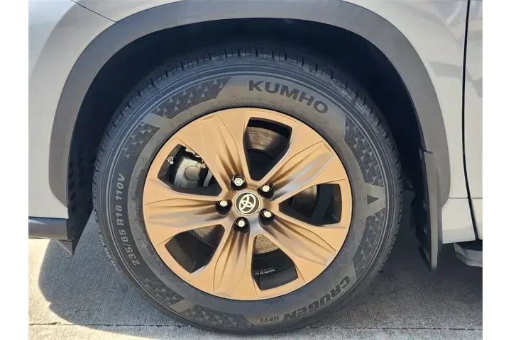 $39860 : Toyota Highlander Hybrid 202 image 10