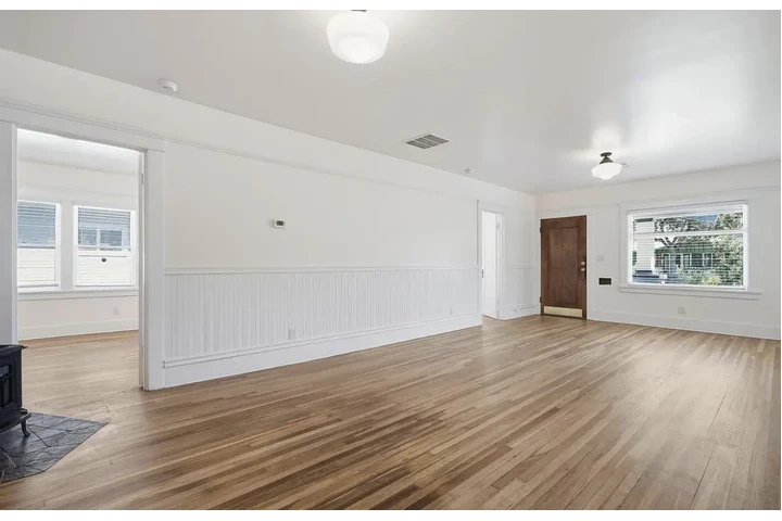$900 : beautifully Recently remodeled image 3