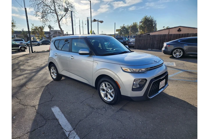 $10900 : Kia soul S 40 millas por galón image 7