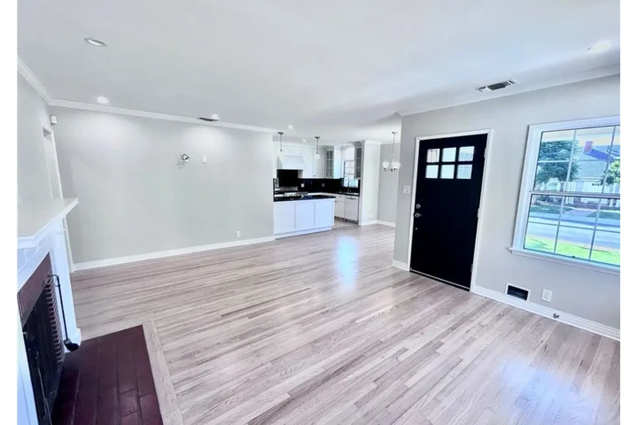 $2490 : 3 Bed 2 Bath House in Gardena image 2