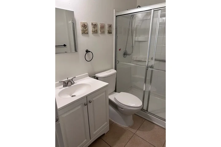 $700 : Nice Home...Coral Gables FL image 6