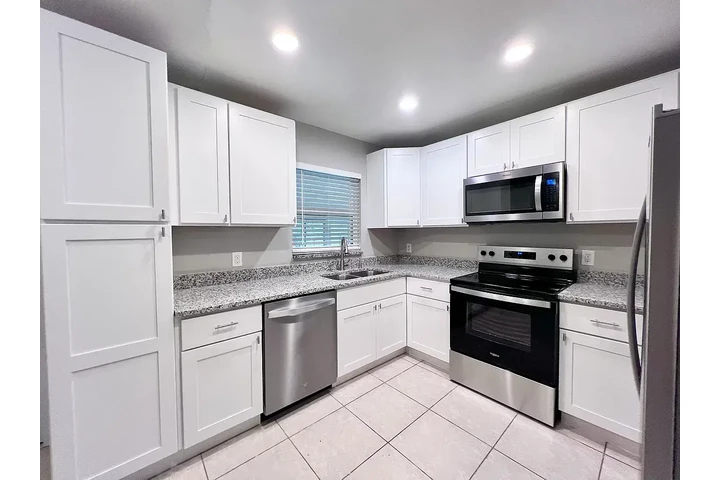 $1400 : Welcome to this 3-bedroom image 6
