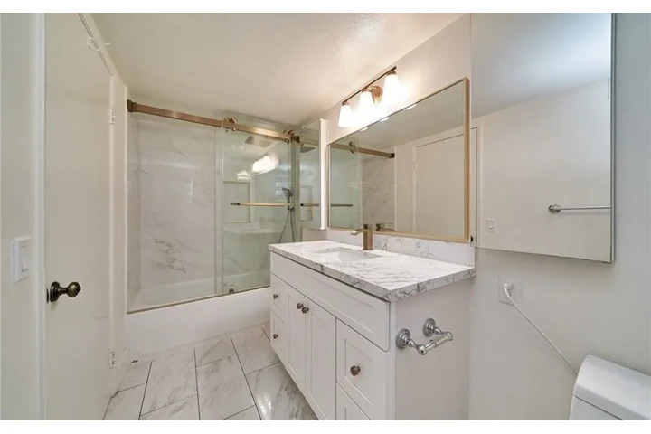 $1950 : 2Bedroom Apt in Vermont Ave image 8