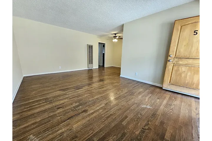 $1450 : Sherman Oaks 2H 1B Apto image 9