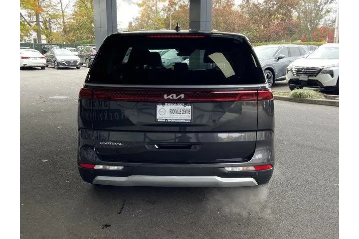 Kia Carnival 2024 LX 4dr Min image 6