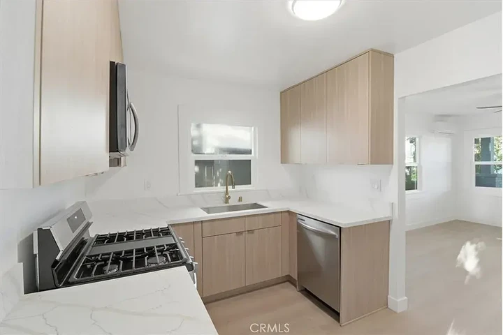 $1300 : 929 Arlington Ave, Torrance, C image 6