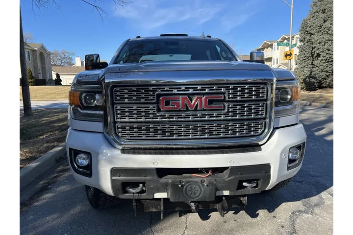$34995 : 2019 GMC Sierra 3500HD Denali image 3