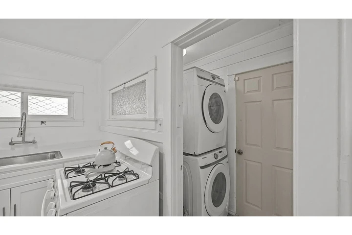 $800 : Home includes 2 bedrooms ! image 5