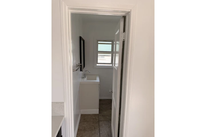 $1750 : Studio/Single Inglewood $1750 image 5