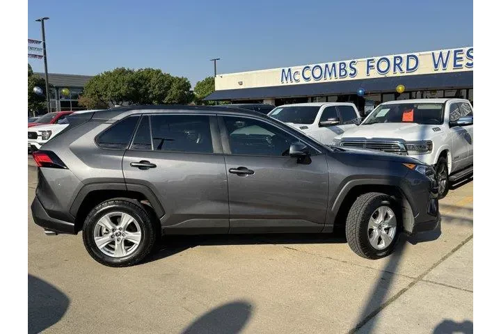 $27974 : Toyota RAV4 2021 AWD XLE 4dr image 4