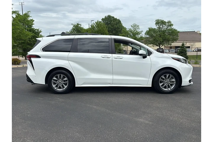 $37788 : Gold Certified 2022 Sienna LE image 10