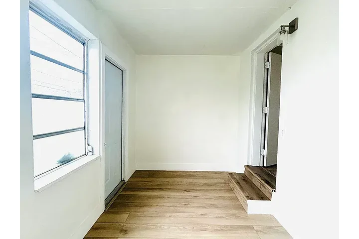 $800 : Spacious and renovated 2 bed ! image 3