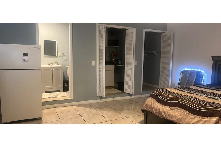 $1200 : EFFICIENCY FOR RENT image 2