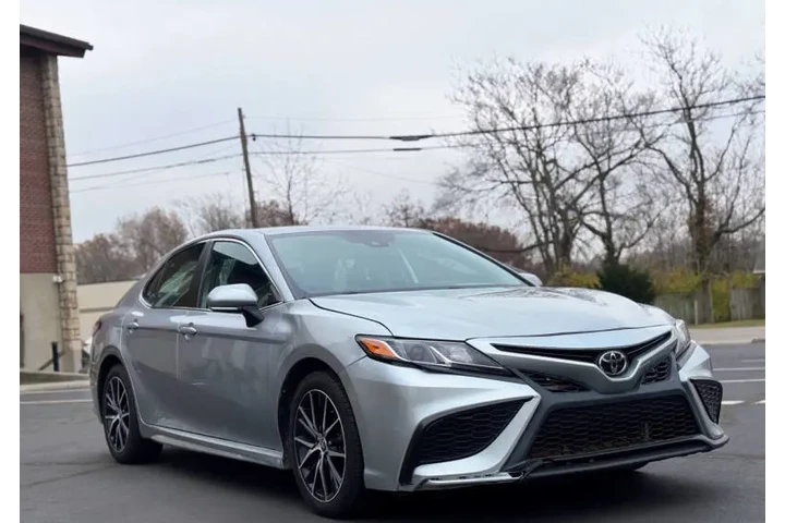 $20999 : 2022 Camry SE image 3