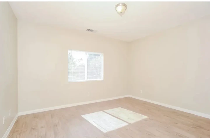 $2500 : 3 Bedroom Home in Los Angeles image 6