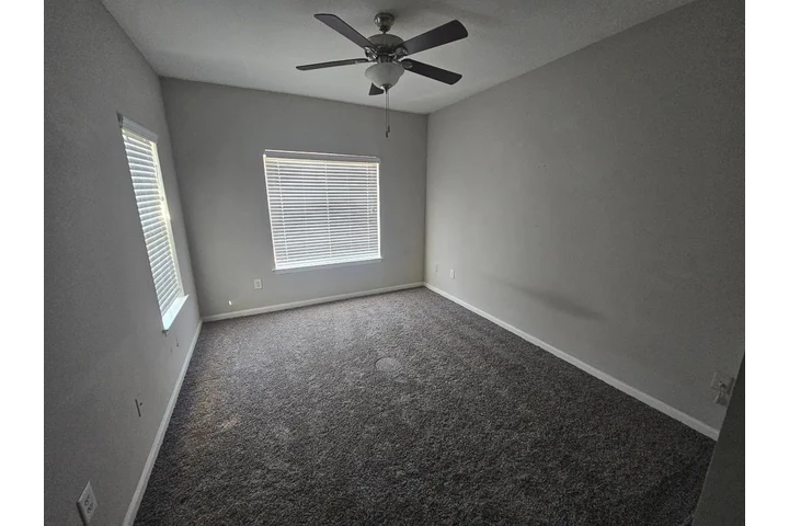 $925 : Cozy furnished bedroom image 5