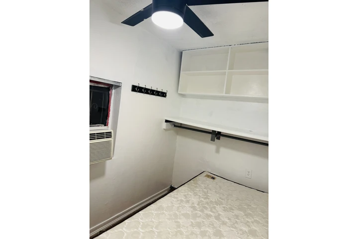 $700 : Se Renta Cuarto image 2