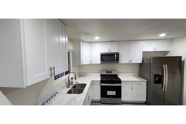 $1300 : Recamara en Bell Gardens image 2