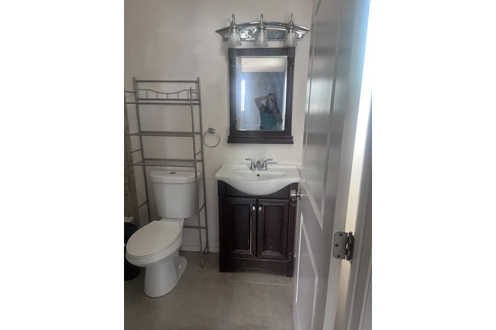 $1200 : Master bedroom image 5