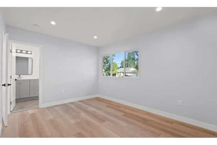 $2395 : 3Bed 2Bath House For in LA image 8