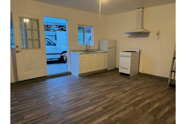 $1100 : Cuarto Grande con cocina image 1