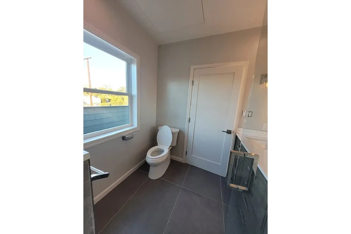 $3150 : 3 bedroom house available image 7