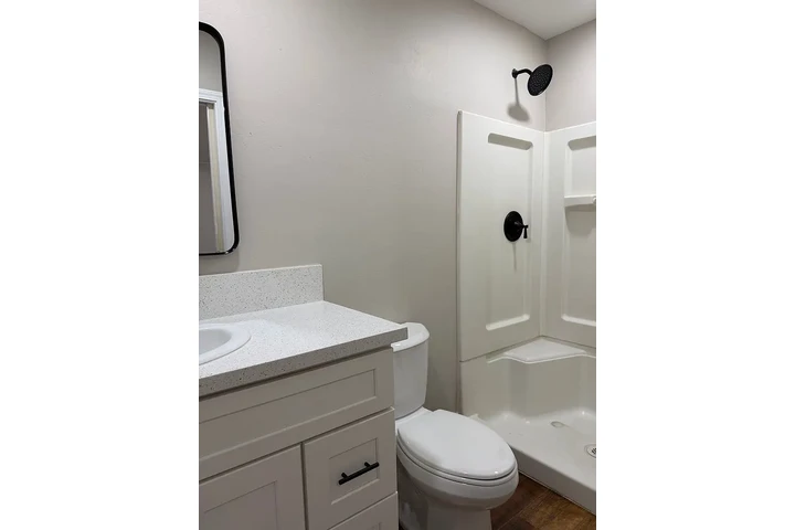 $800 : Newly renovated 2 bedroom 1 image 4