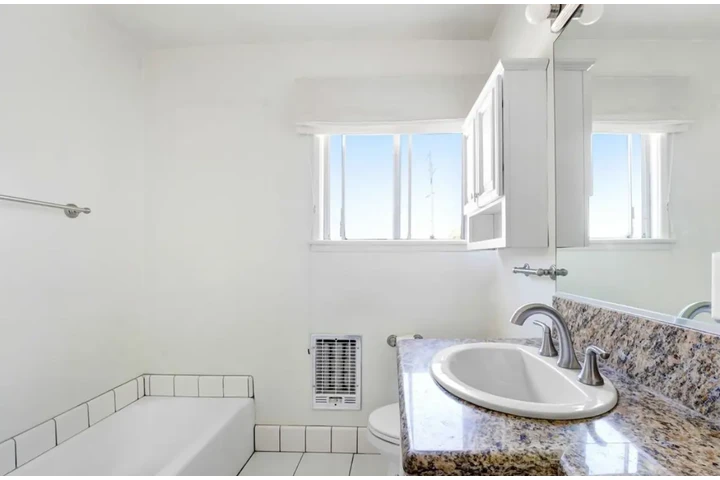 $2000 : 2 bed 2bath Apt in W Pico Blvd image 8