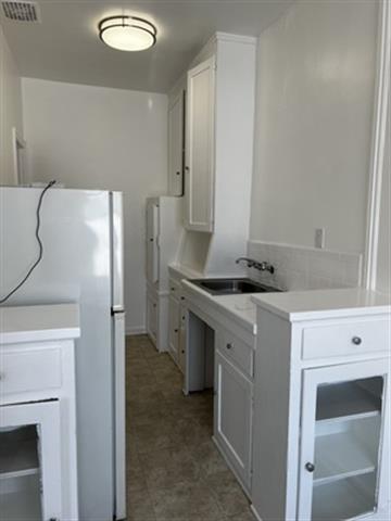 $1300 : Studio apartment available now image 4