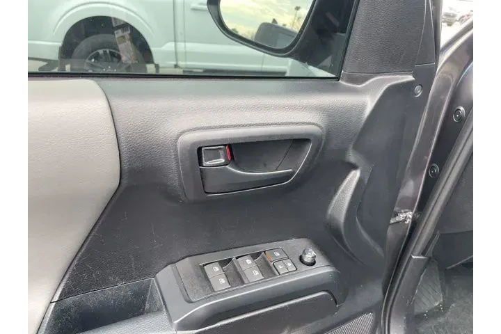 $35992 : Toyota Tacoma 2021 4x4 SR5 V image 5