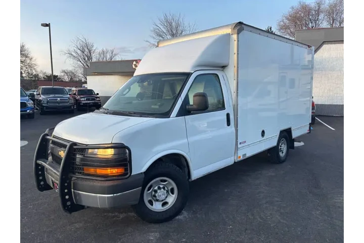 2017 GMC Savana 3500 image 1