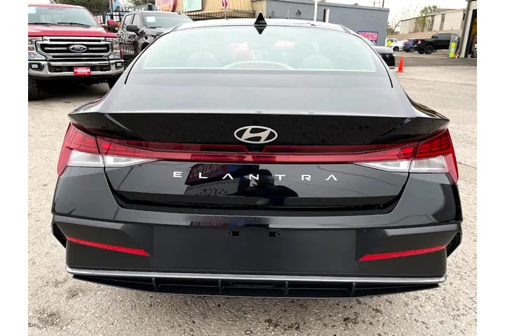 2024 Elantra SEL image 4