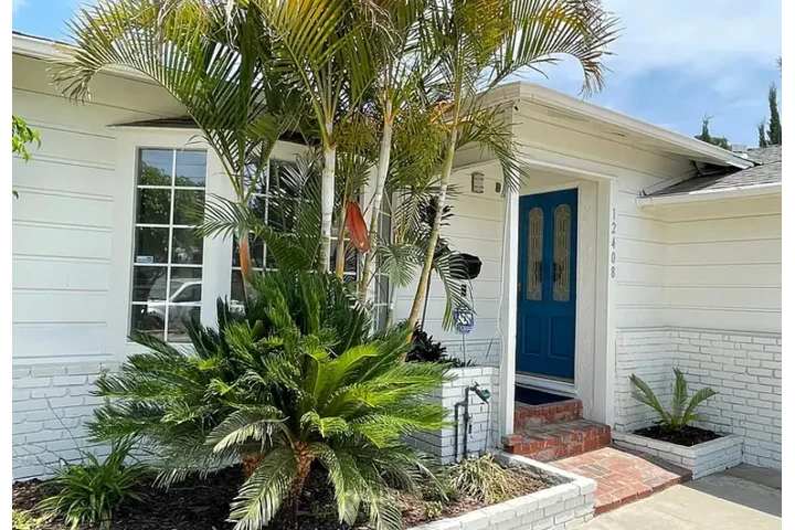 $2330 : Nice front and back yard 3br image 2