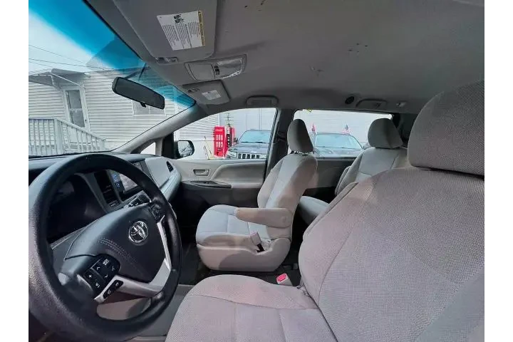 2017 TOYOTA SIENNA2017 TOYOTA image 5