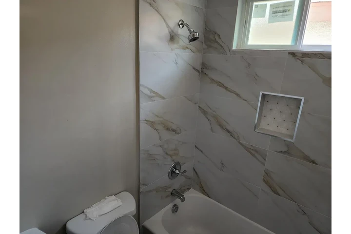 $1000 : Awesome Apartment Available image 9