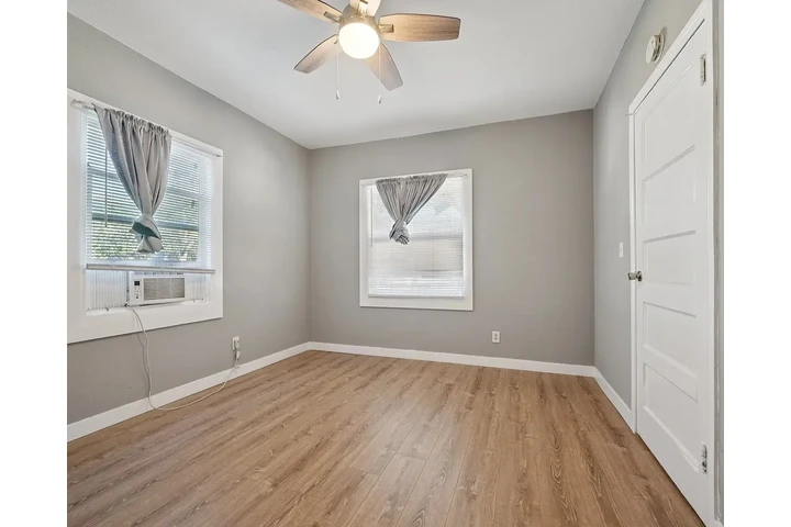 $1300 : Cozy, modern 2-bed, 2-bath sin image 4