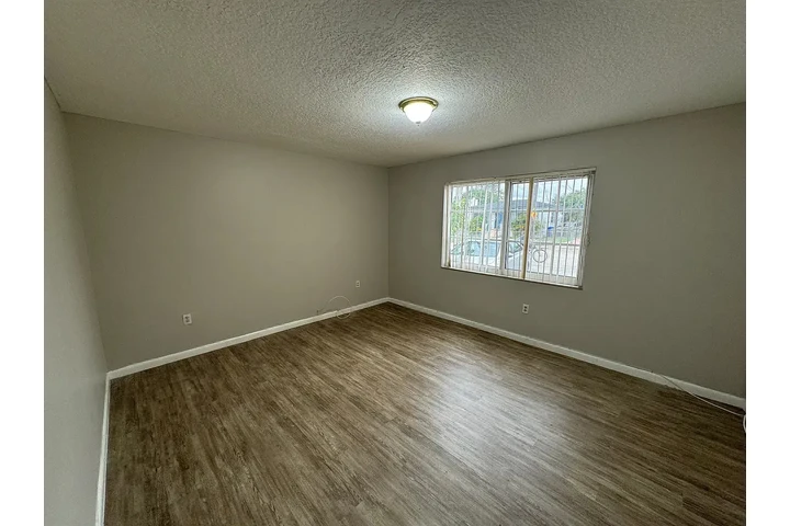 $800 : Nice Home...Miami FL image 2
