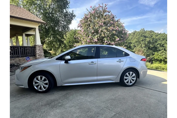$11000 : 2022 Corolla LE image 4