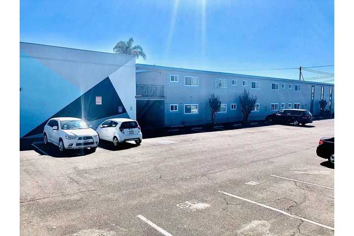 $2250 : 2 Bedroom 1 Bath en Downey! image 2