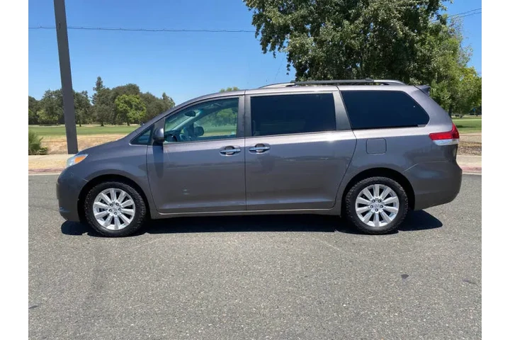 $13495 : 2011 Sienna Limited 7-Passeng image 4