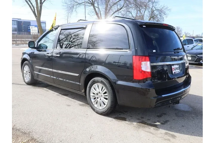 $8877 : Chrysler Town and Country 20 image 6