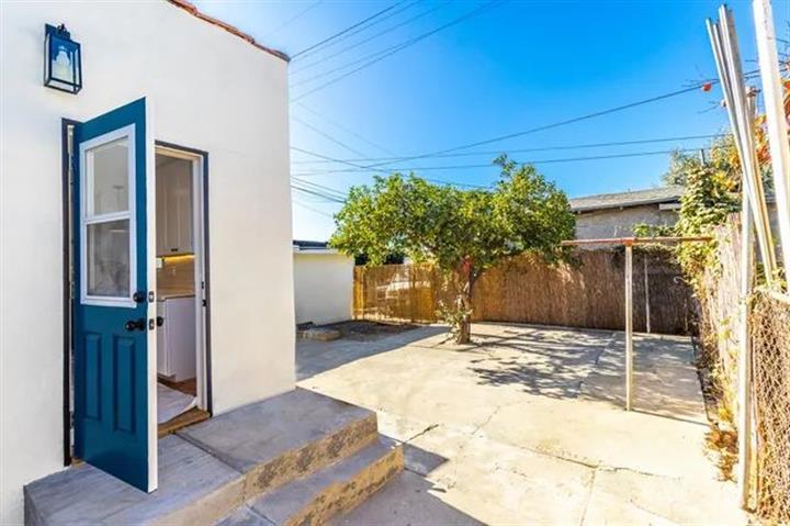 $1400 : East Los Angeles 2 & 1 Bath image 9